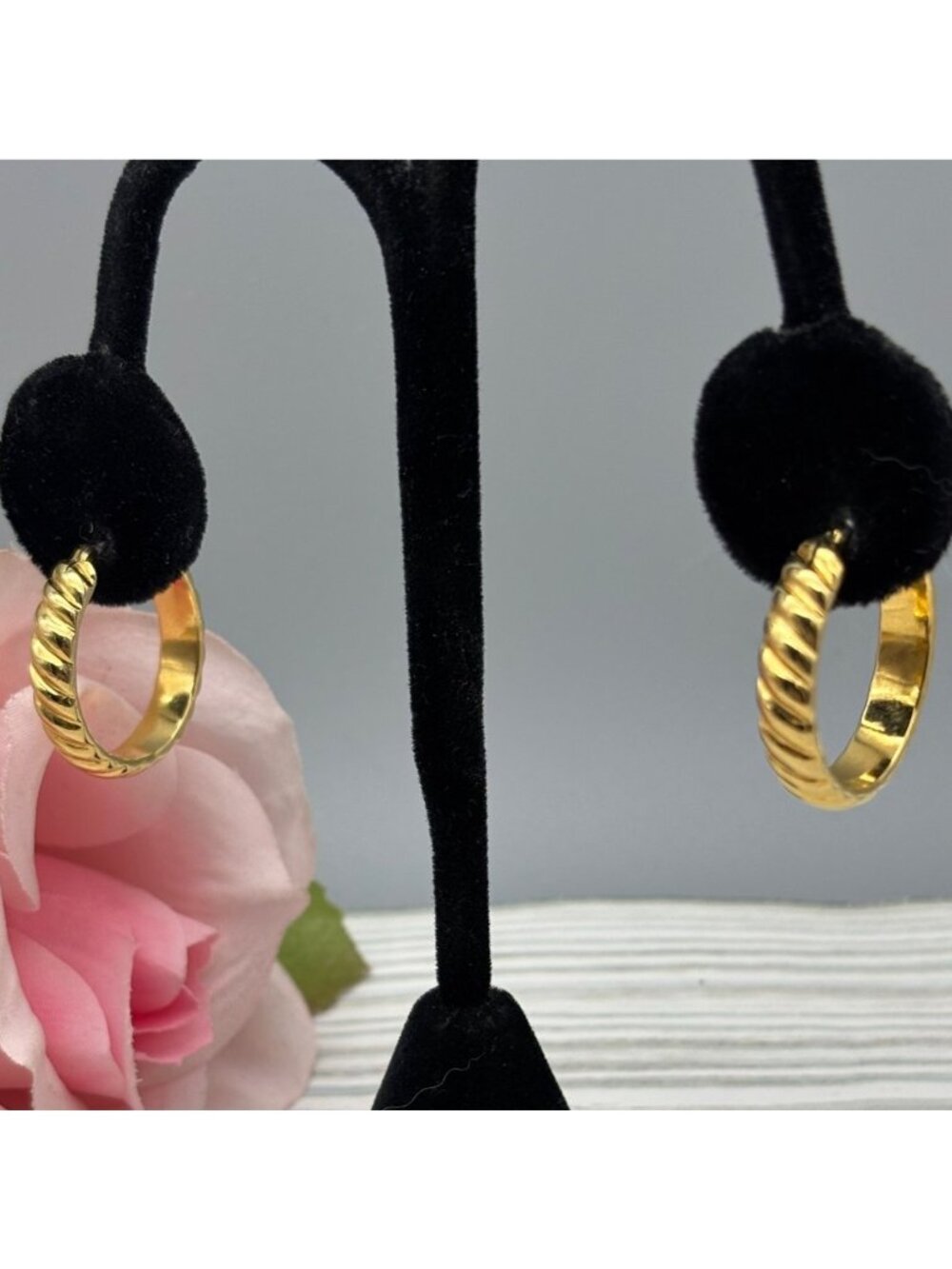 Gold Tone Textured Ribbed 1" Hoop Earrings Minimalist Classic Everyday Wear